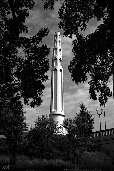 📷  Art Deco style lighthouse at the train station bridge in Saint-Quentin