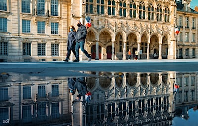 📷  Réflexion masquée sur la place